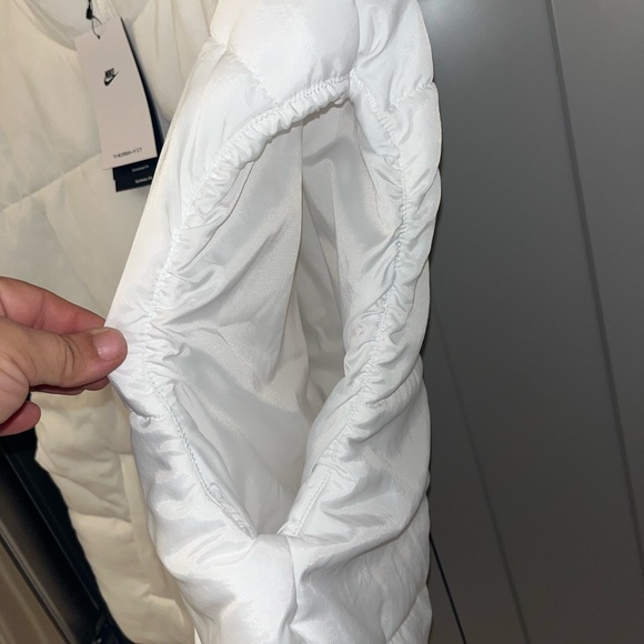 Nike Sportswear Classic Puffer oversized Therma-FIT LOOSE Vest White L MSRP $110 - Picture 3 of 9